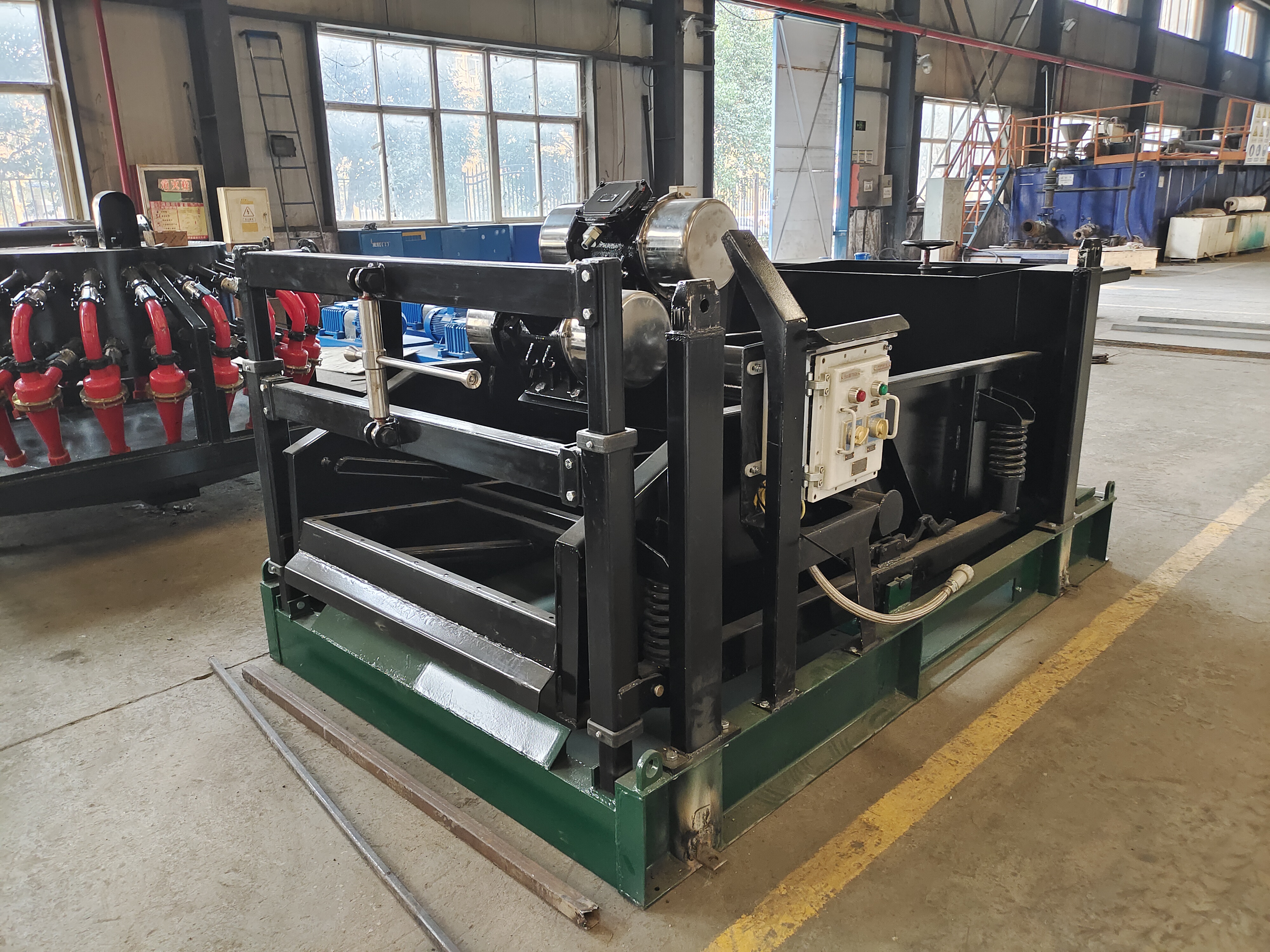 油田鉆井液振動篩是用于將鉆井液中所含的大顆粒鉆屑分離出來