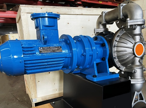 發(fā)貨一批排污泵和隔膜泵用于含油污泥處理項目現(xiàn)場