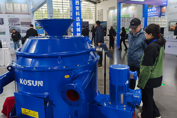 西安科迅機械展出的真空除氣器設(shè)備正在吸引觀眾查看