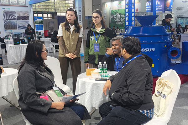 西安科迅機械展位上正在交談的客戶